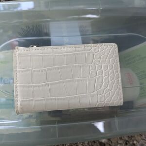 Elegant Cream Crocodile-Embossed Women's Wallet
